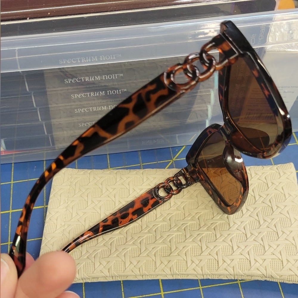 Tortoise Shell Sunglasses with Case - Picture 4 of 6